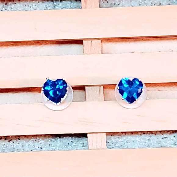 HEART SHAPED BLUE CUBIC ZIRCONIA 8mm SILVER PLATED POST EARRINGS NEW IN GIFT BOX - Picture 1 of 8